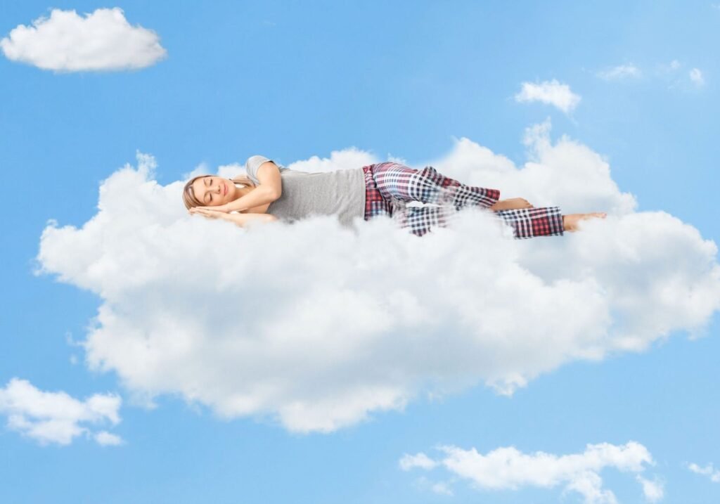 femme qui dort profondement sur un nuage